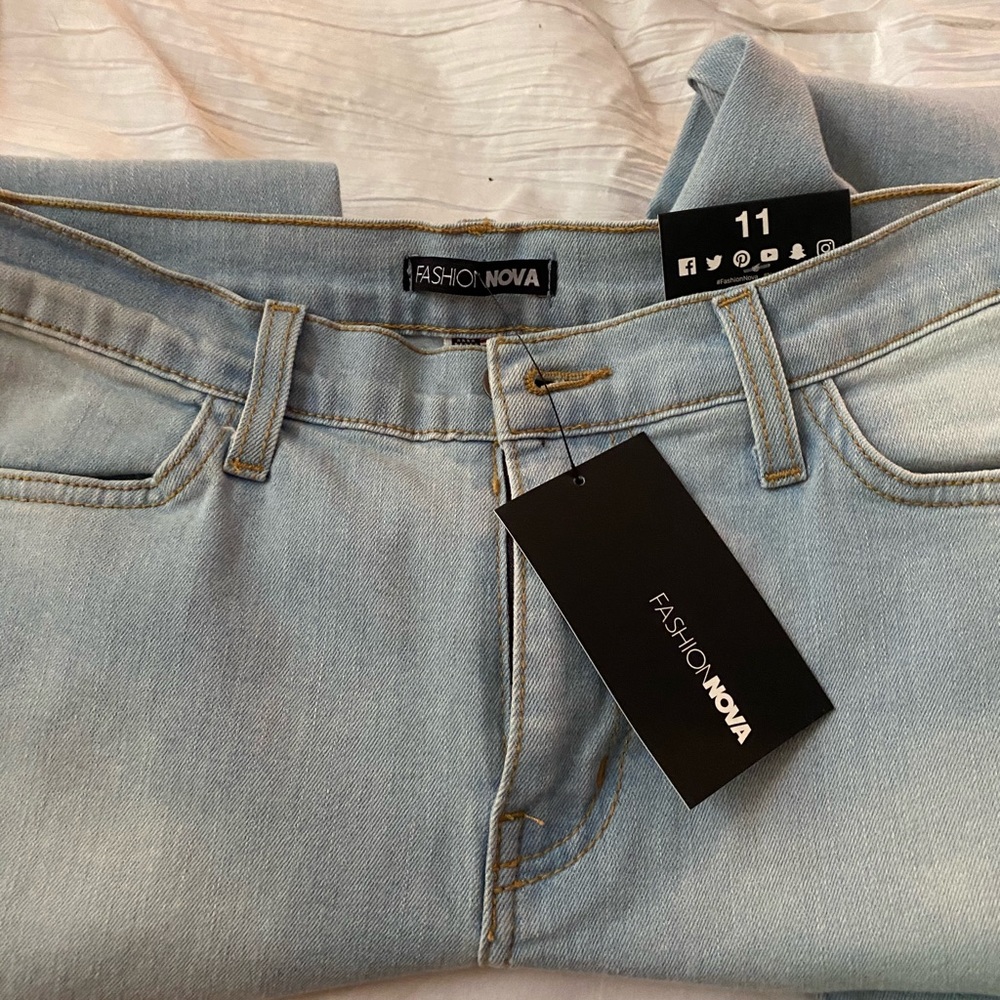 Fashion nova distressed jeans size 11